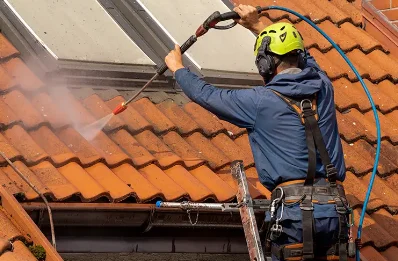 Démoussage et hydrofuge de toiture à Marchemaisons